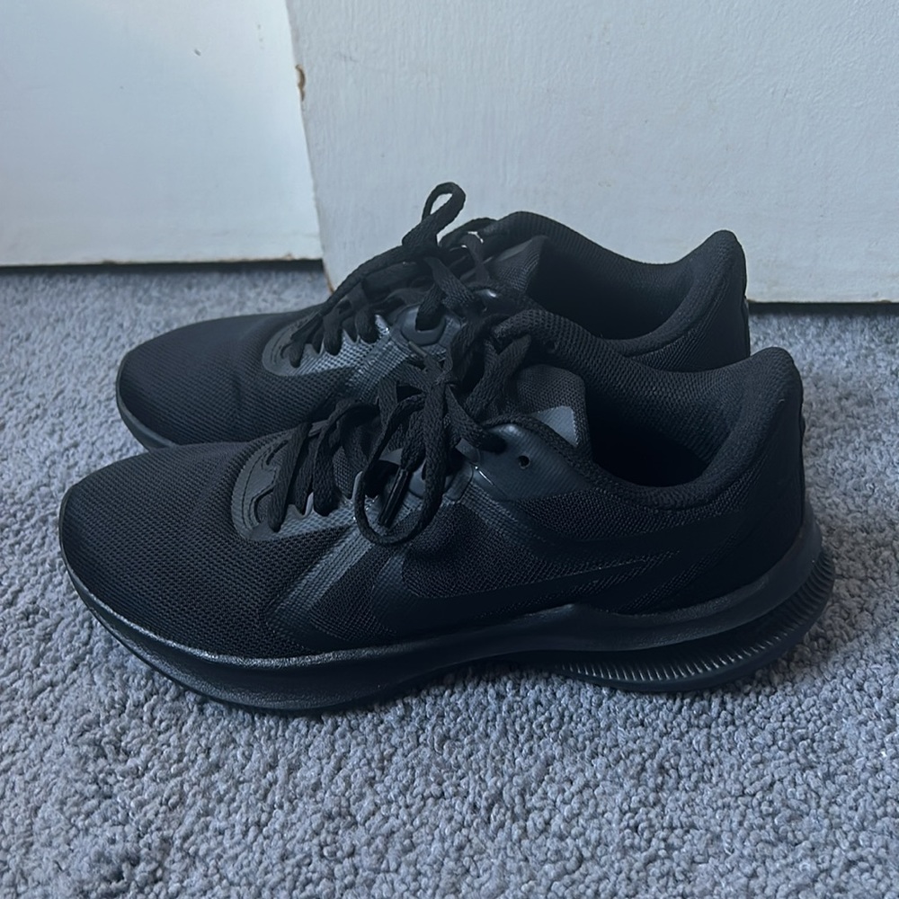 Black Nike running shoes size 8